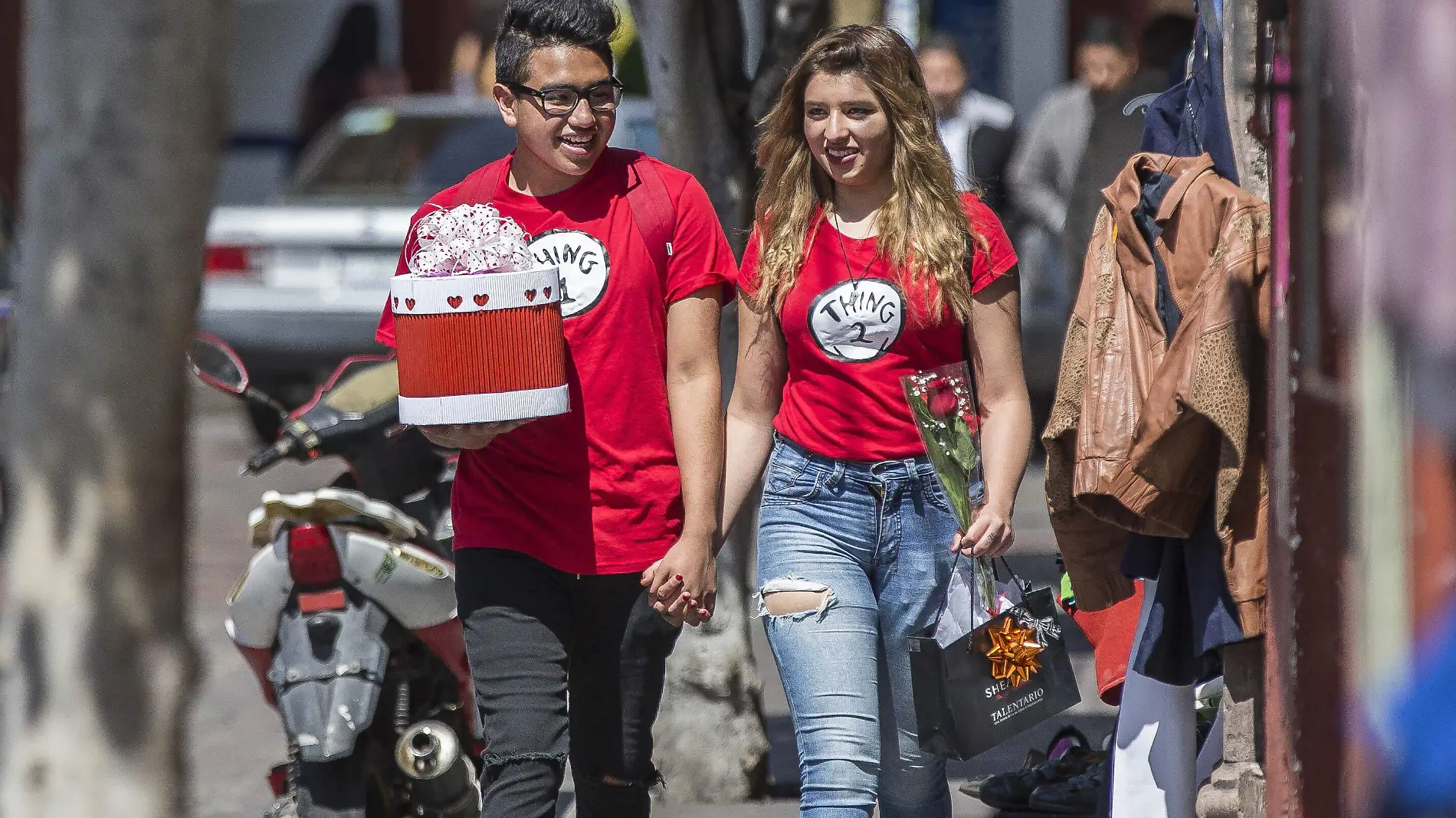 Enamorados invierten entre 300 y mil 500 pesos en sus regalos del “Día del Amor y la Amistad”.